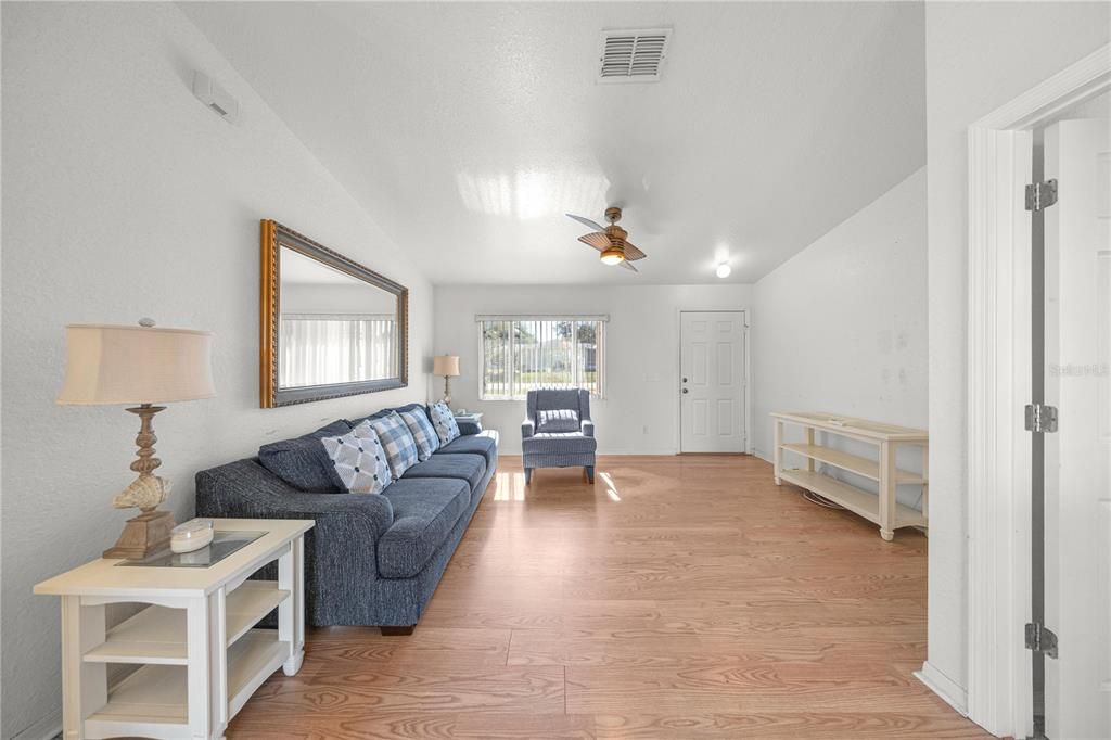 For Sale: $225,000 (2 beds, 2 baths, 1002 Square Feet)