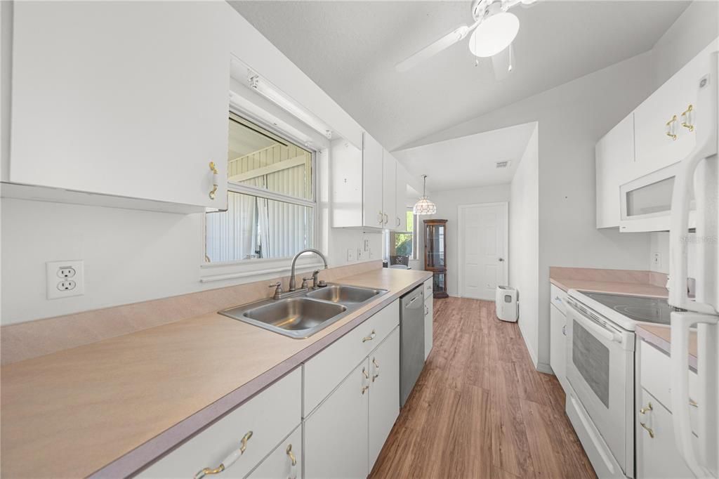 For Sale: $225,000 (2 beds, 2 baths, 1002 Square Feet)