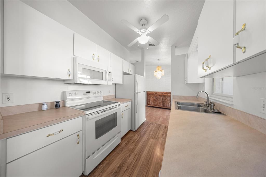 For Sale: $225,000 (2 beds, 2 baths, 1002 Square Feet)