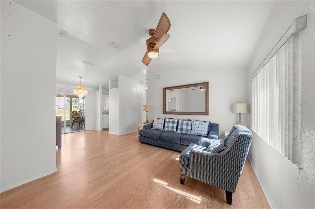 For Sale: $225,000 (2 beds, 2 baths, 1002 Square Feet)