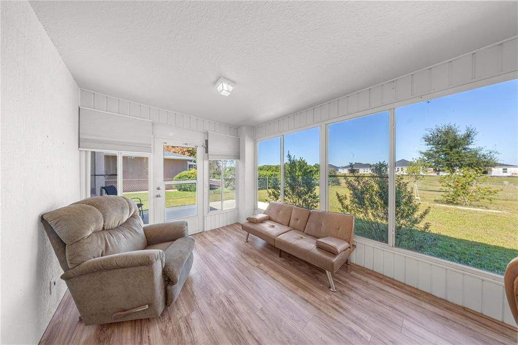 For Sale: $225,000 (2 beds, 2 baths, 1002 Square Feet)