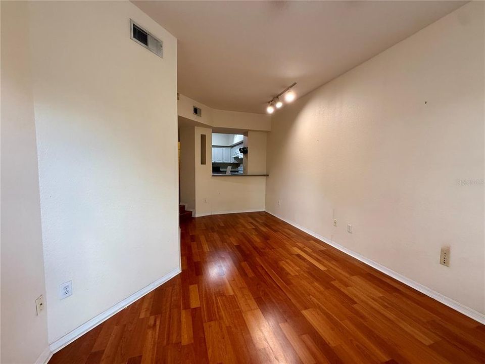 出租: $1,800 (1 贝兹, 1 浴室, 721 平方英尺)