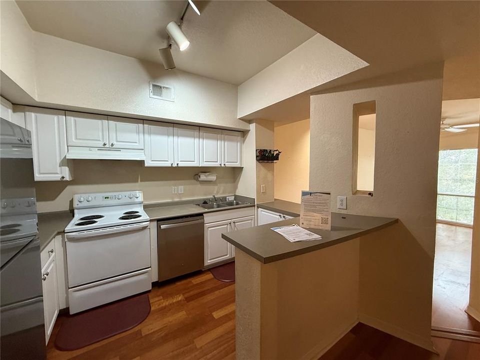 出租: $1,800 (1 贝兹, 1 浴室, 721 平方英尺)