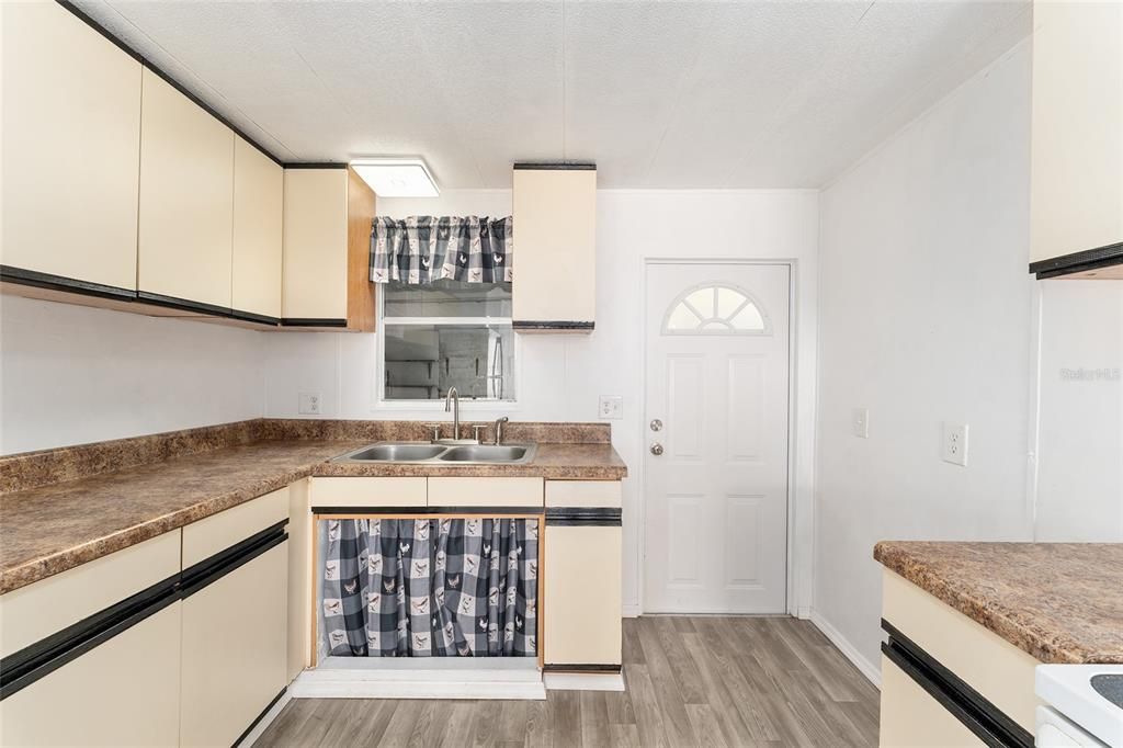 For Sale: $79,900 (2 beds, 2 baths, 960 Square Feet)