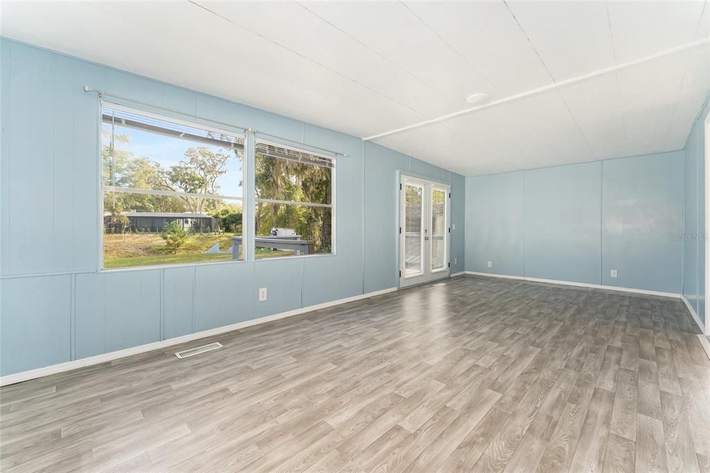 For Sale: $79,900 (2 beds, 2 baths, 960 Square Feet)