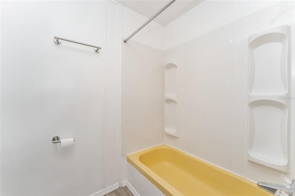 For Sale: $79,900 (2 beds, 2 baths, 960 Square Feet)