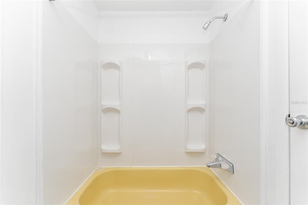 For Sale: $79,900 (2 beds, 2 baths, 960 Square Feet)