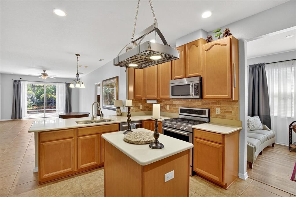 На продажу: $449,900 (4 спален, 2 ванн, 1900 Квадратных фут)