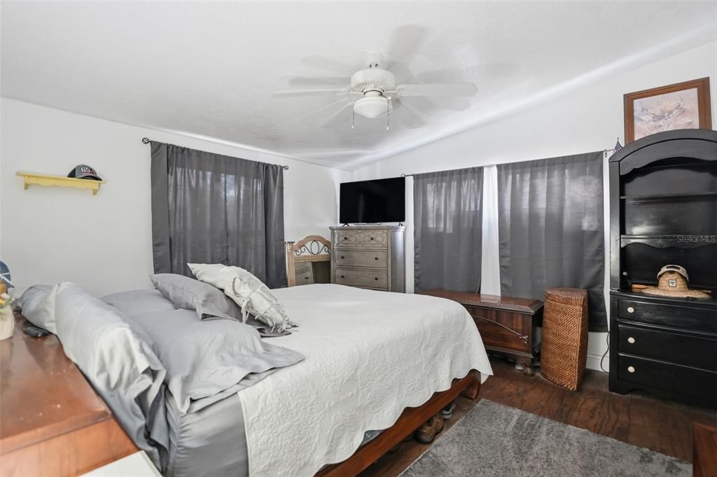 For Sale: $329,900 (2 beds, 2 baths, 1413 Square Feet)