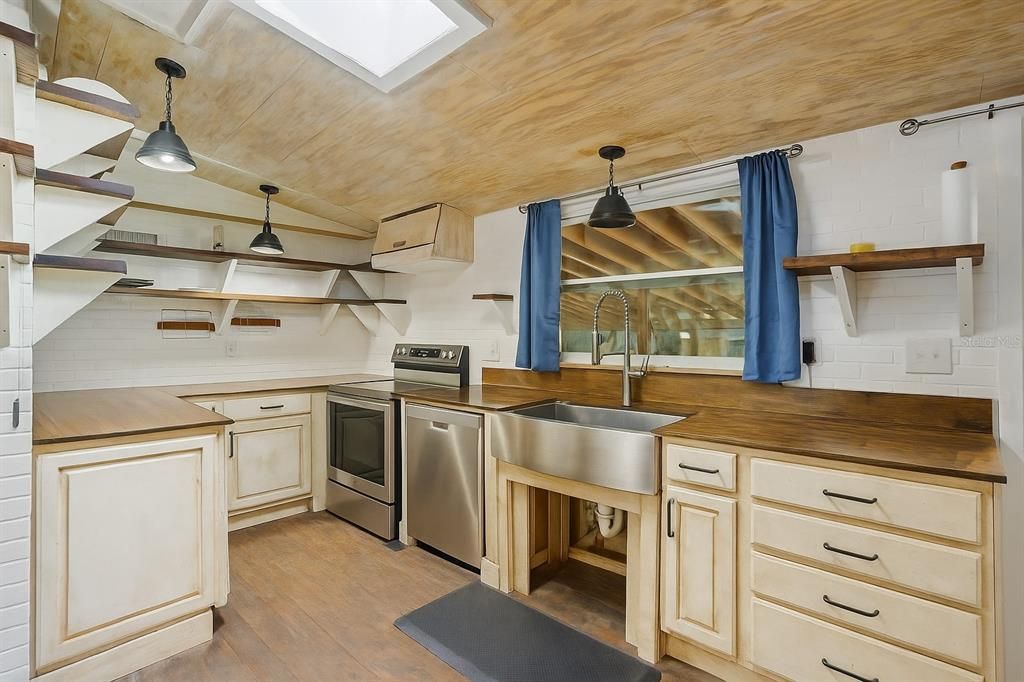 For Sale: $329,900 (2 beds, 2 baths, 1413 Square Feet)