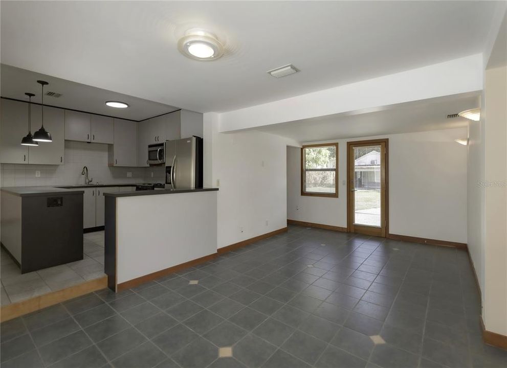 出租: $3,000 (4 贝兹, 2 浴室, 1344 平方英尺)