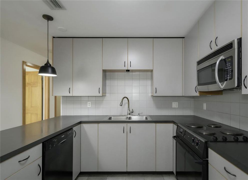 出租: $3,000 (4 贝兹, 2 浴室, 1344 平方英尺)