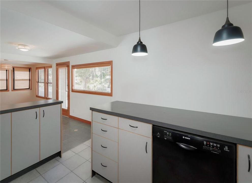 出租: $3,000 (4 贝兹, 2 浴室, 1344 平方英尺)