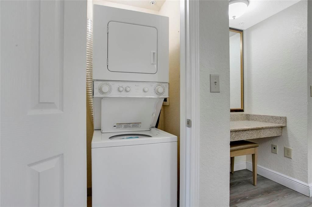 For Sale: $220,000 (2 beds, 2 baths, 957 Square Feet)