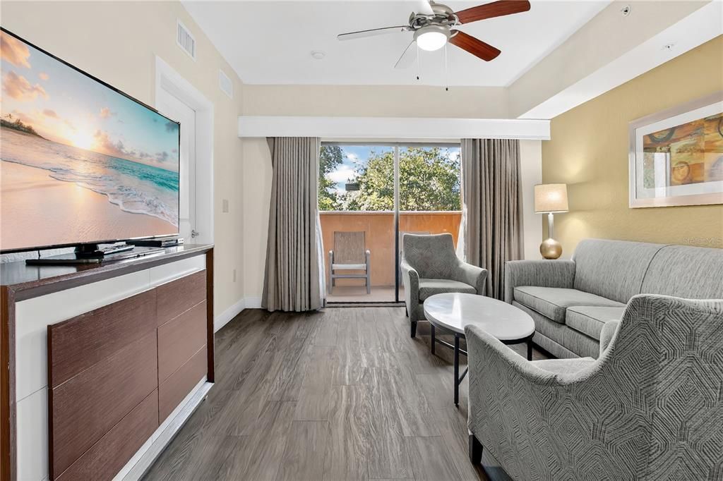 For Sale: $220,000 (2 beds, 2 baths, 957 Square Feet)