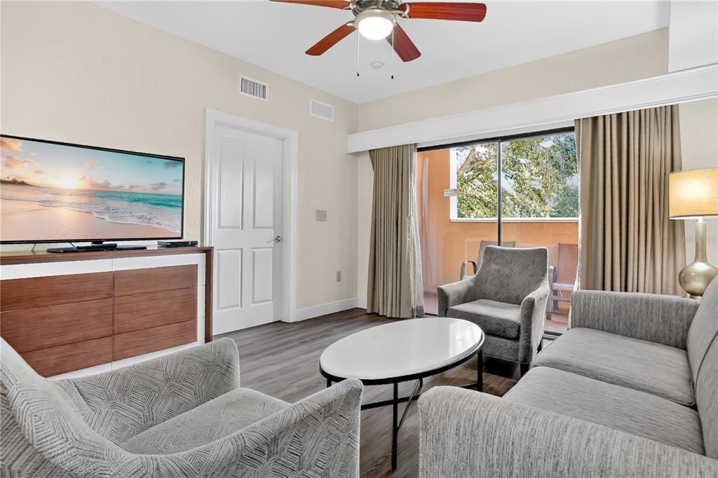 For Sale: $220,000 (2 beds, 2 baths, 957 Square Feet)