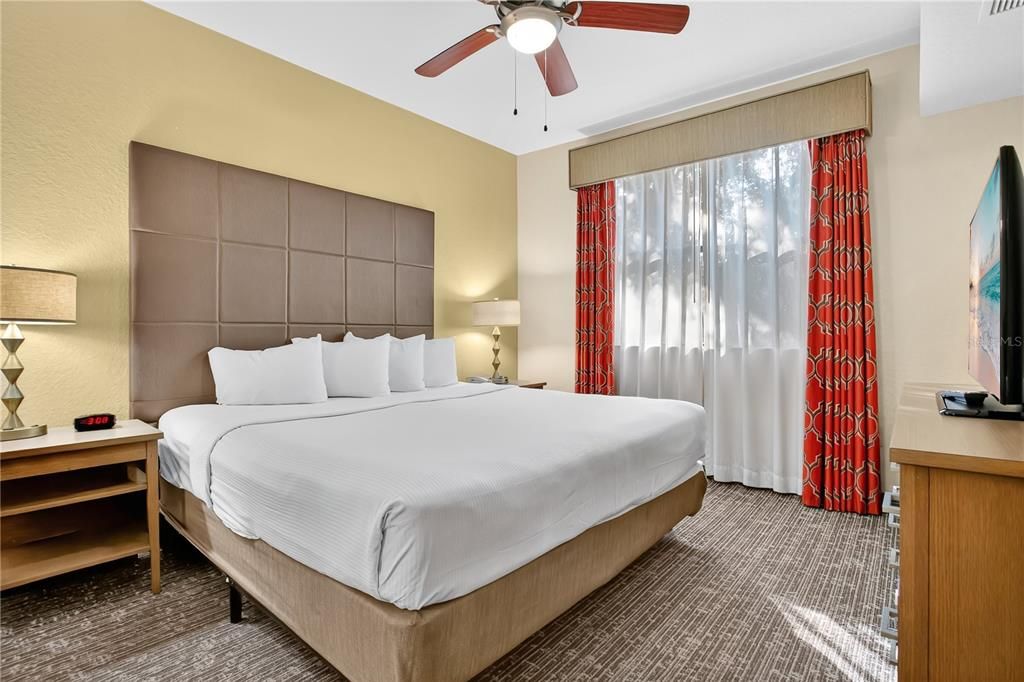 For Sale: $220,000 (2 beds, 2 baths, 957 Square Feet)