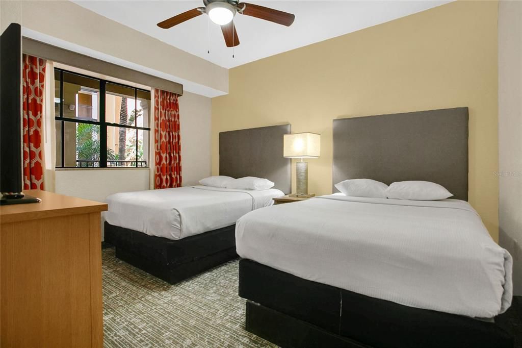 For Sale: $220,000 (2 beds, 2 baths, 957 Square Feet)