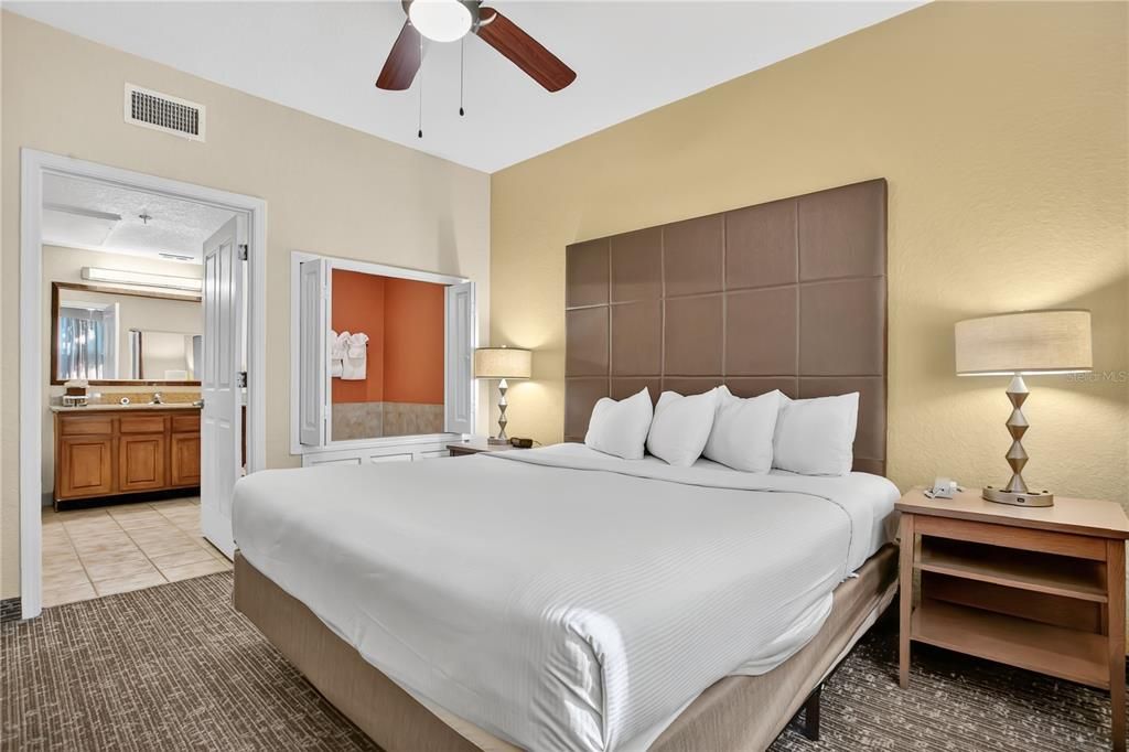 For Sale: $220,000 (2 beds, 2 baths, 957 Square Feet)