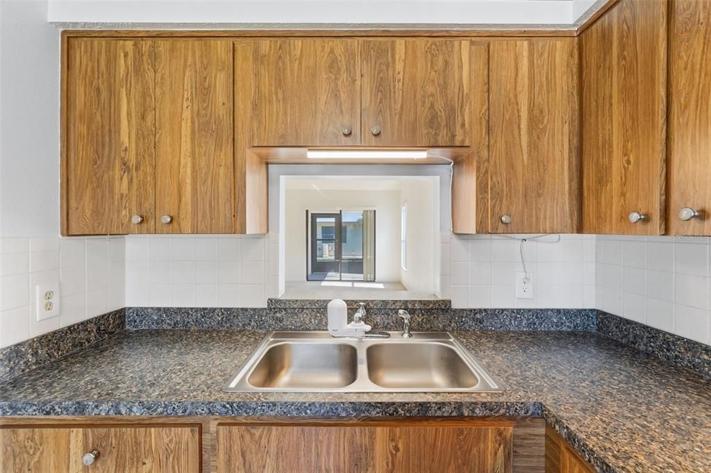 待售: $149,900 (2 贝兹, 2 浴室, 975 平方英尺)