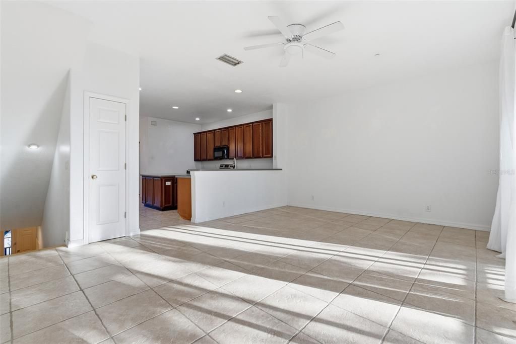 Под контрактом: $390,000 (3 спален, 2 ванн, 2044 Квадратных фут)