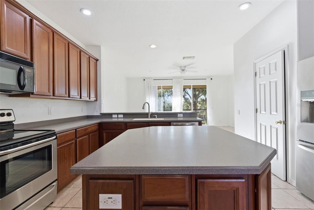 Под контрактом: $390,000 (3 спален, 2 ванн, 2044 Квадратных фут)