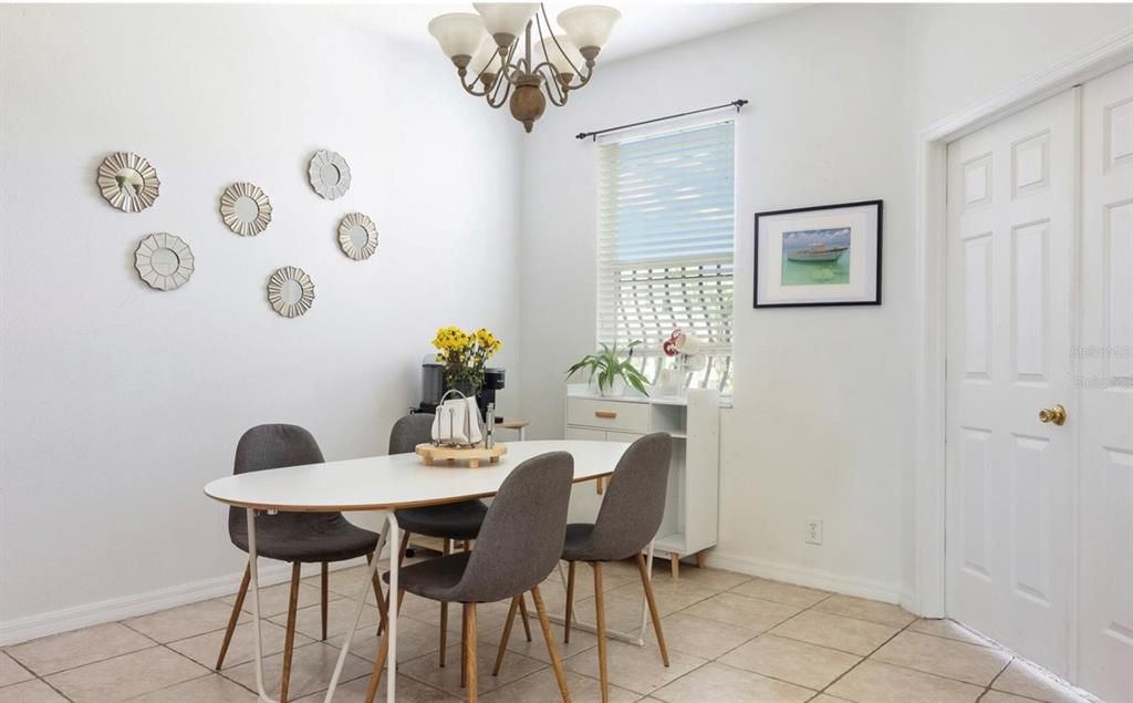 Под контрактом: $390,000 (3 спален, 2 ванн, 2044 Квадратных фут)