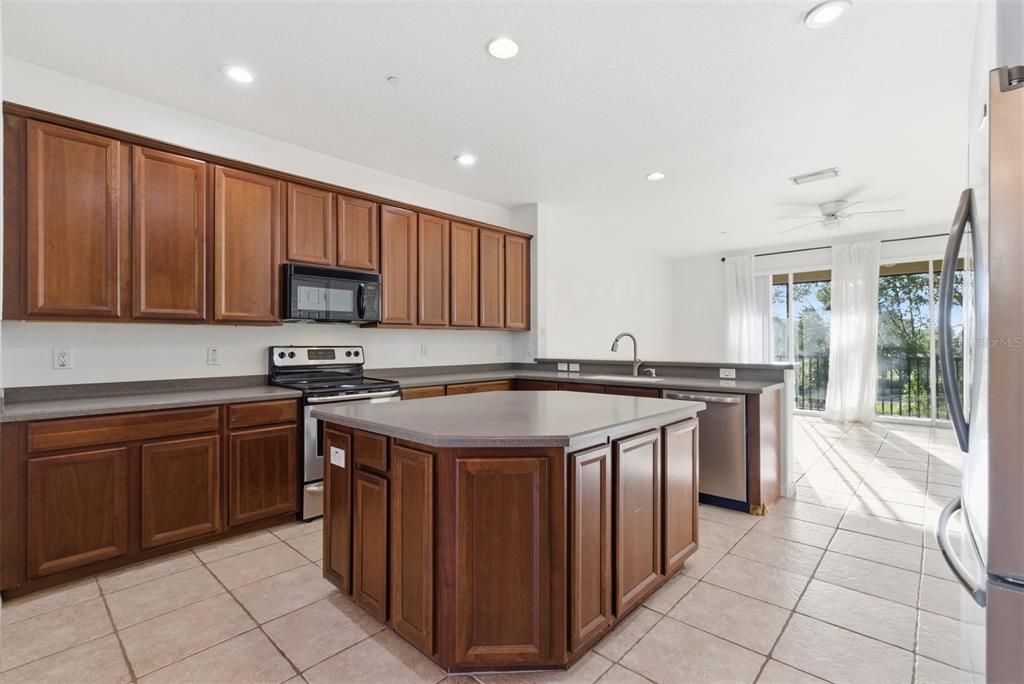 Под контрактом: $390,000 (3 спален, 2 ванн, 2044 Квадратных фут)