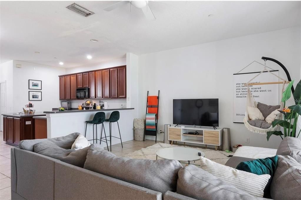 Под контрактом: $390,000 (3 спален, 2 ванн, 2044 Квадратных фут)