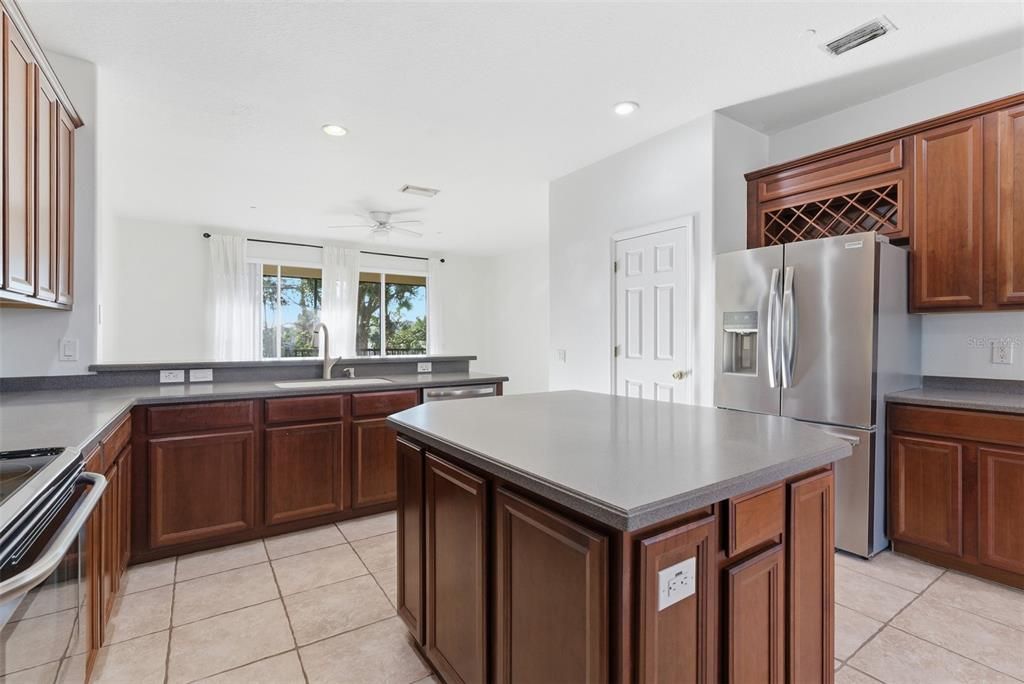 Под контрактом: $390,000 (3 спален, 2 ванн, 2044 Квадратных фут)