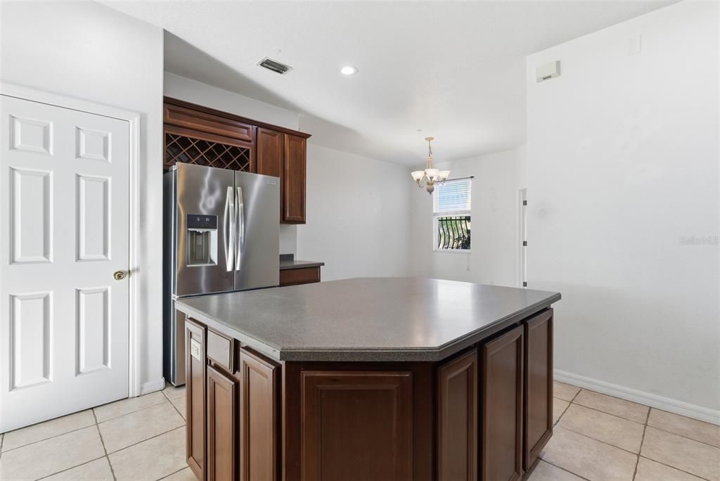 Под контрактом: $390,000 (3 спален, 2 ванн, 2044 Квадратных фут)