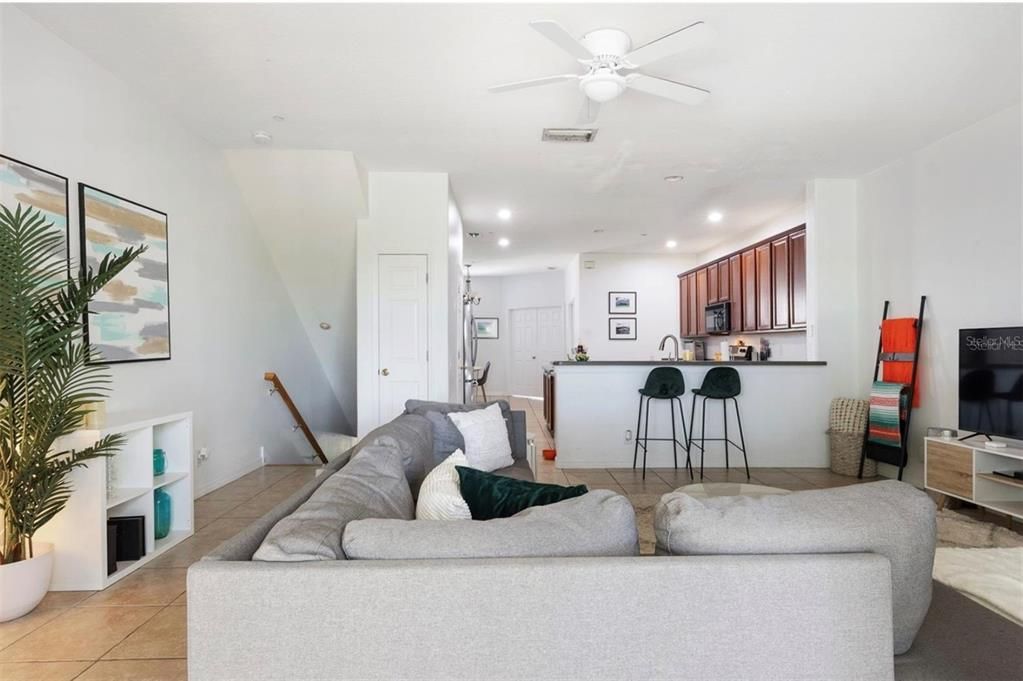 Под контрактом: $390,000 (3 спален, 2 ванн, 2044 Квадратных фут)