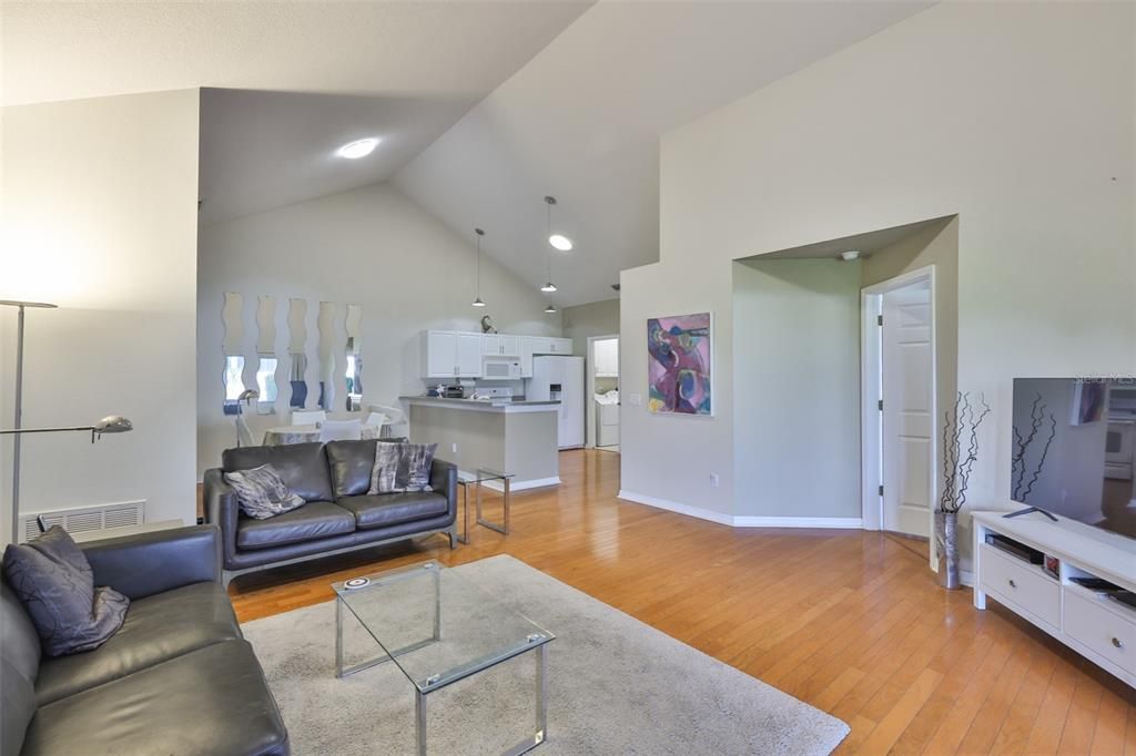 На продажу: $249,000 (2 спален, 2 ванн, 1304 Квадратных фут)