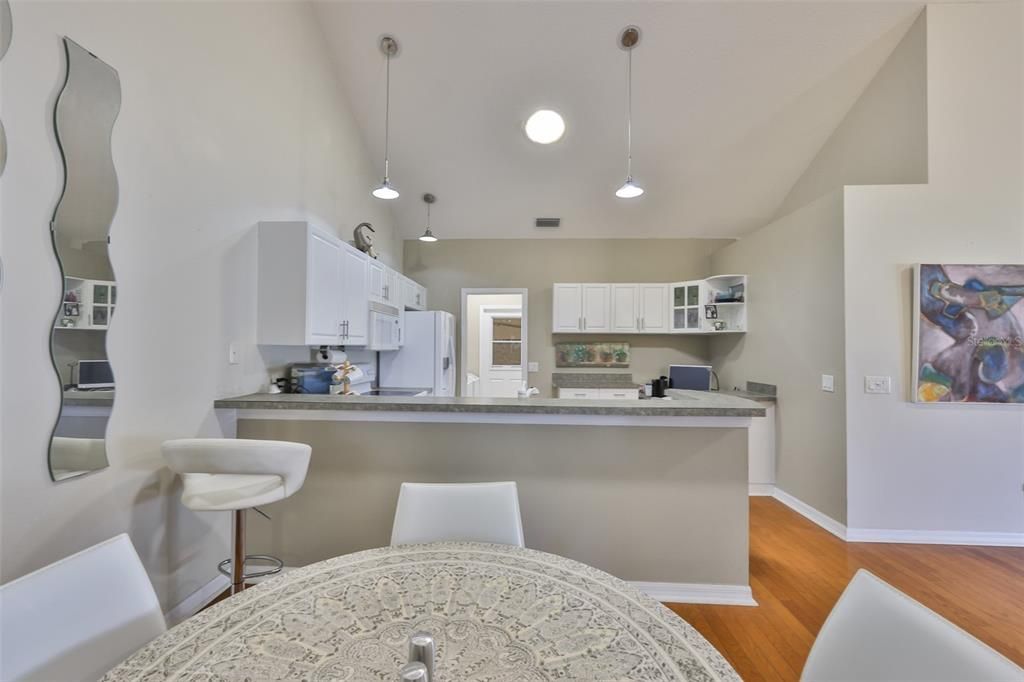 На продажу: $249,000 (2 спален, 2 ванн, 1304 Квадратных фут)