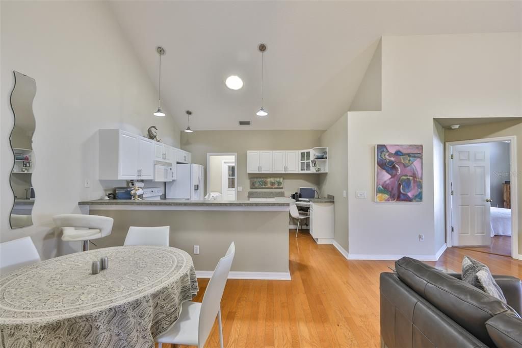 На продажу: $249,000 (2 спален, 2 ванн, 1304 Квадратных фут)