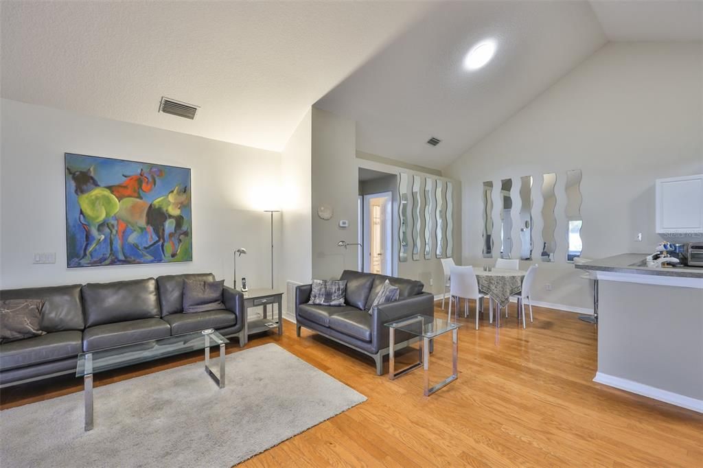 На продажу: $249,000 (2 спален, 2 ванн, 1304 Квадратных фут)