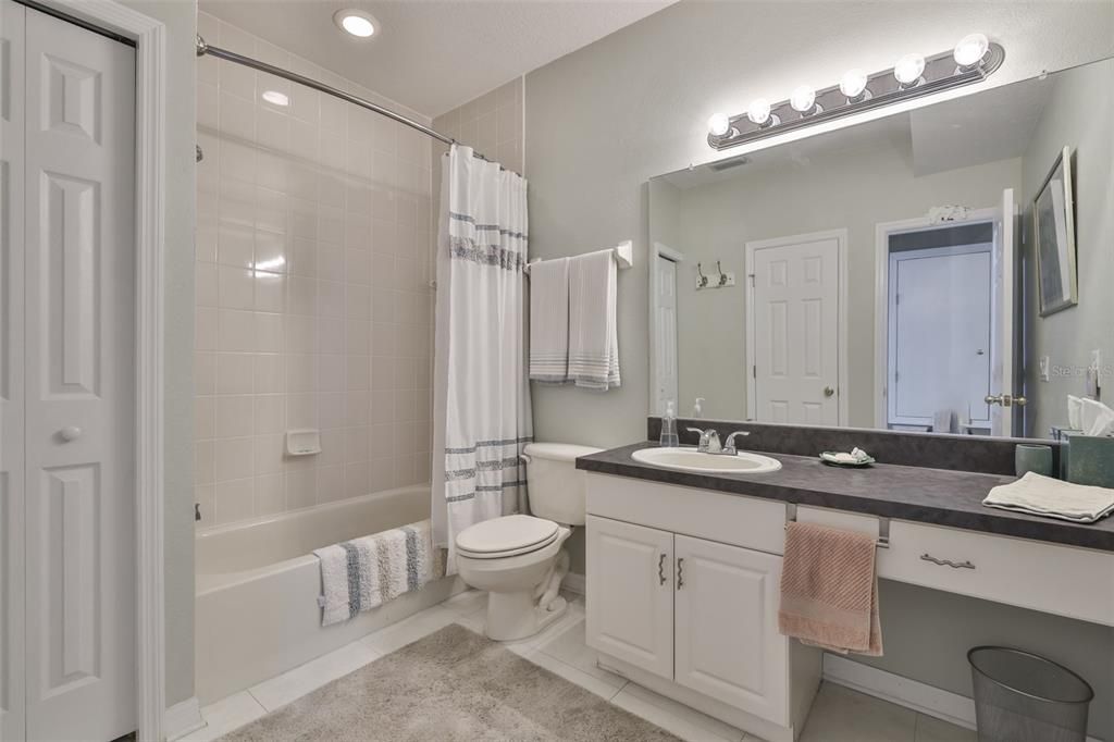 На продажу: $249,000 (2 спален, 2 ванн, 1304 Квадратных фут)