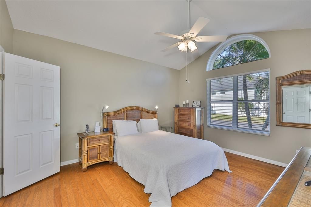 На продажу: $249,000 (2 спален, 2 ванн, 1304 Квадратных фут)