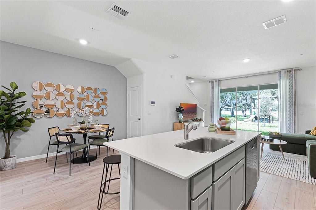 Activo con contrato: $409,990 (3 camas, 2 baños, 1673 Pies cuadrados)