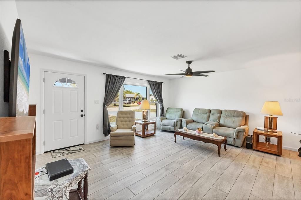 На продажу: $248,900 (2 спален, 2 ванн, 1037 Квадратных фут)