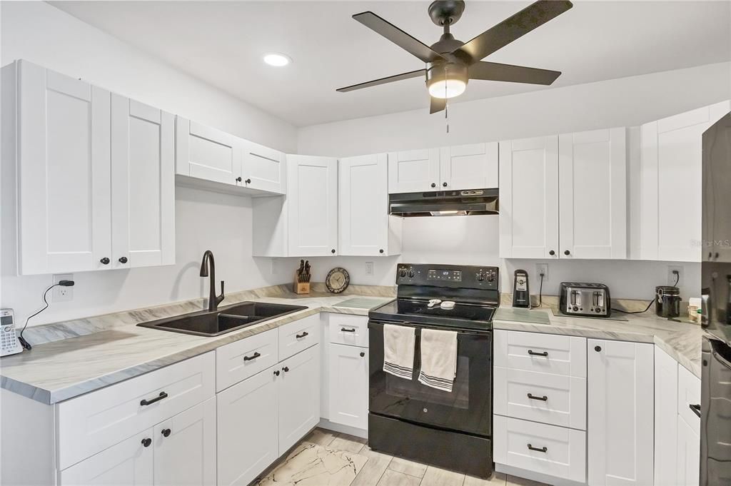 На продажу: $248,900 (2 спален, 2 ванн, 1037 Квадратных фут)