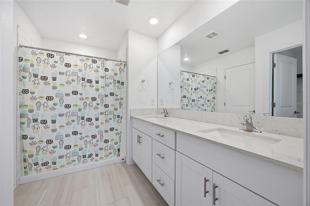 En Venta: $439,000 (6 camas, 3 baños, 2580 Pies cuadrados)