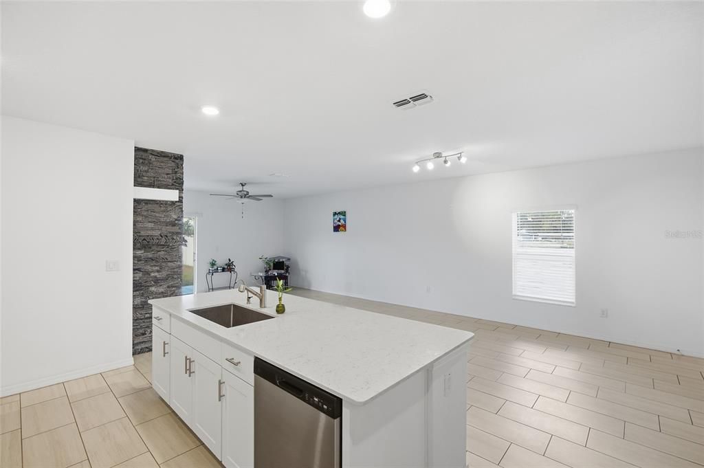 En Venta: $439,000 (6 camas, 3 baños, 2580 Pies cuadrados)