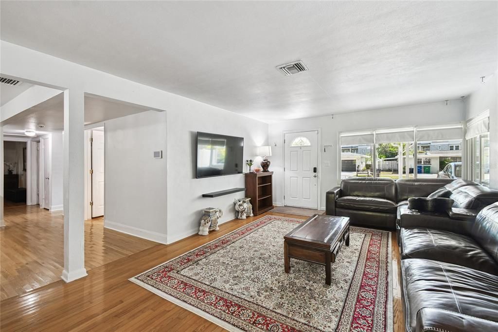 For Sale: $579,000 (3 beds, 2 baths, 1637 Square Feet)