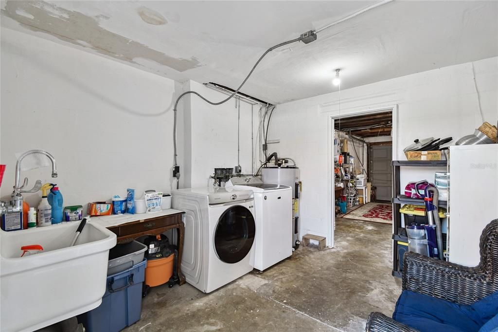 For Sale: $579,000 (3 beds, 2 baths, 1637 Square Feet)