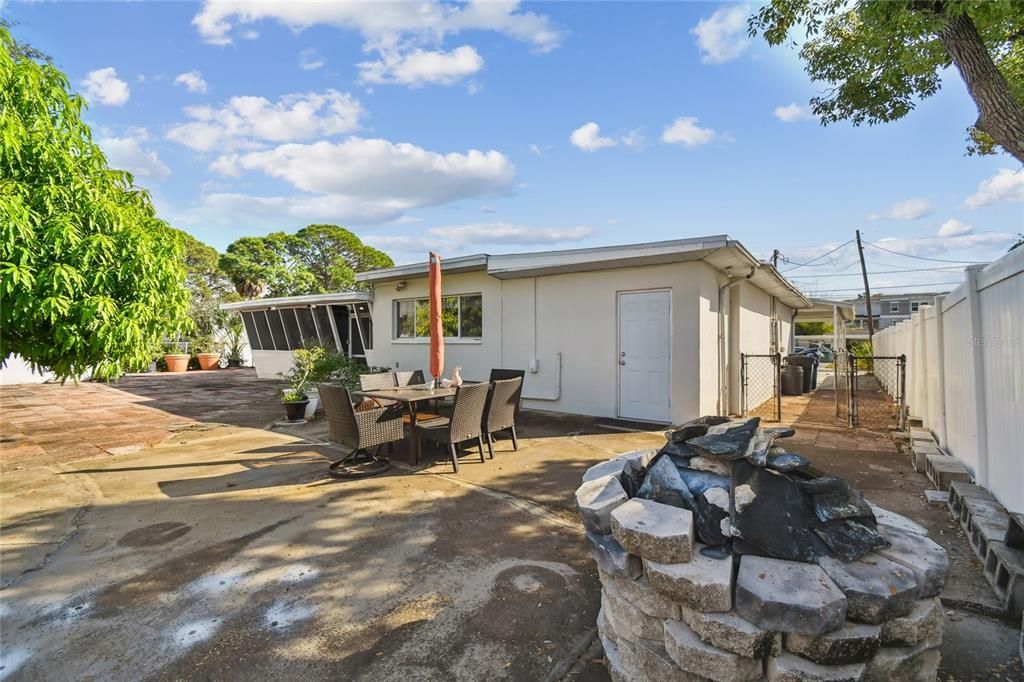 For Sale: $579,000 (3 beds, 2 baths, 1637 Square Feet)