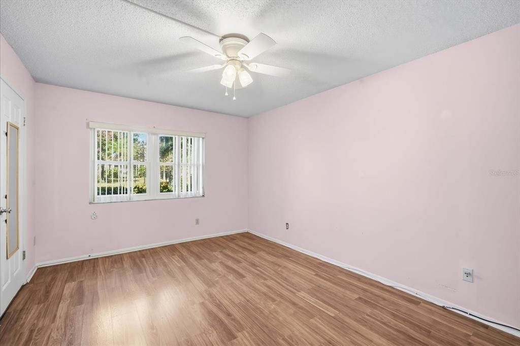 待售: $169,900 (1 贝兹, 1 浴室, 920 平方英尺)