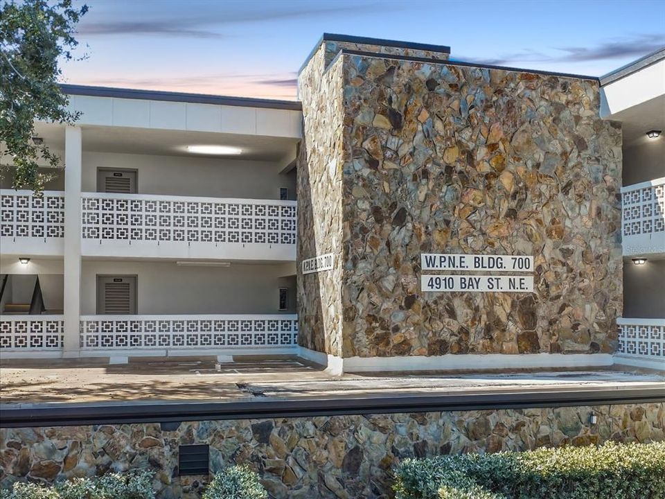 待售: $169,900 (1 贝兹, 1 浴室, 920 平方英尺)