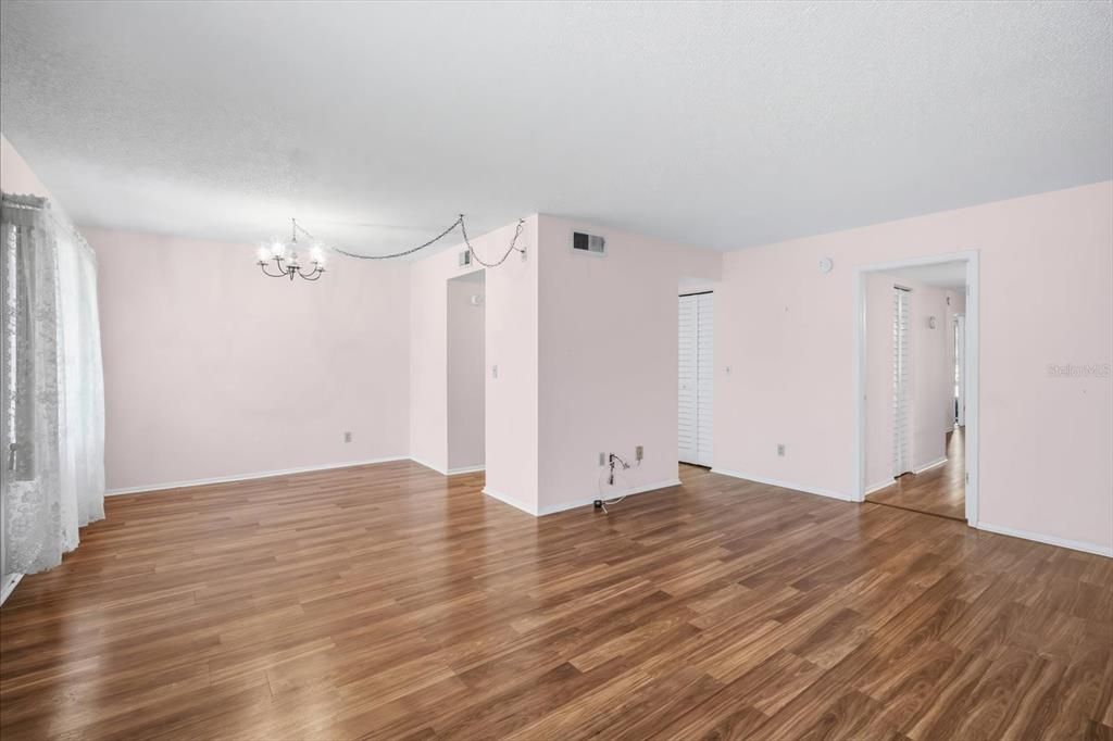 待售: $169,900 (1 贝兹, 1 浴室, 920 平方英尺)