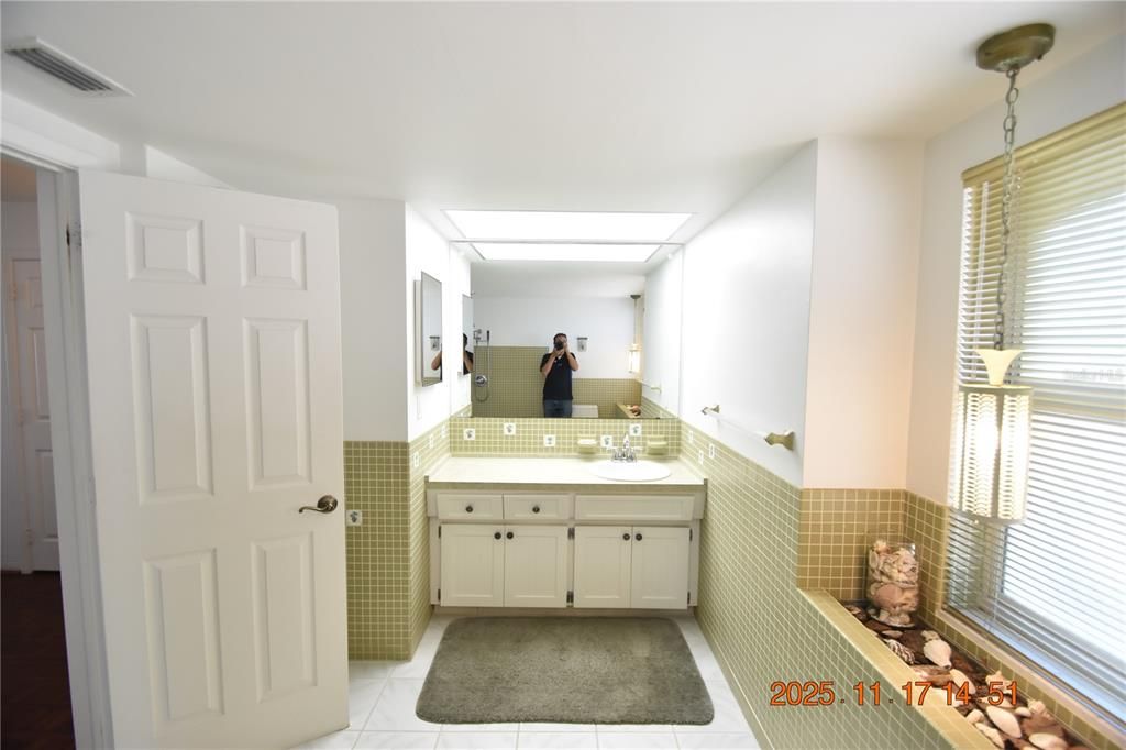 For Rent: $3,995 (3 beds, 2 baths, 2497 Square Feet)